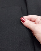 رنگش کاملا مشکیه