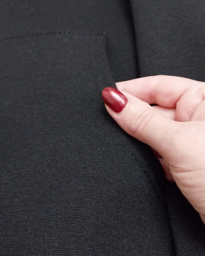 رنگش کاملا مشکیه